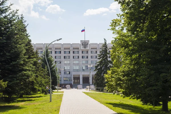 Gedung pemerintahan, di atap bendera dan lambang Rusia di Samara, Rusia. Pada hari musim panas Sunny. 19 Juni 2018 — Stok Foto