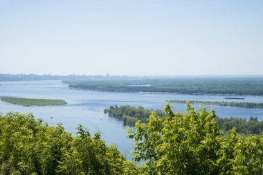 Bir helikopter platformu şehrin Samara Rusya Volga nehirden panoramik manzaralı. Bir güneşli yaz gününde. 23 Haziran 2018