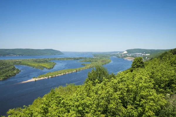 Vista panorámica del río Volga desde una plataforma de helicópteros de la ciudad de Samara Rusia. En un soleado día de verano. junio 23, 2018 — Foto de Stock