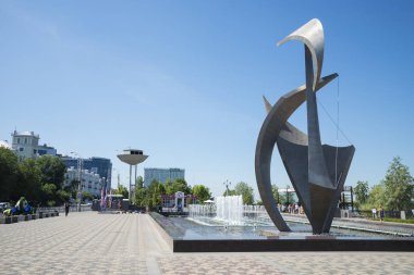 Volga Nehri setin Samara Rusya yelken Çeşme ve heykel. Bir güneşli yaz gününde. 24 Haziran 2018