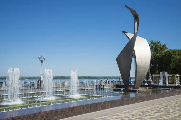 Fuente y escultura Navega por el terraplén del río Volga en Samara Rusia. En un soleado día de verano. 24 junio 2018 — Foto de Stock