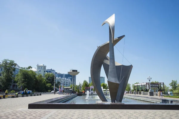 Volga Nehri setin Samara Rusya yelken Çeşme ve heykel. Bir güneşli yaz gününde. 24 Haziran 2018