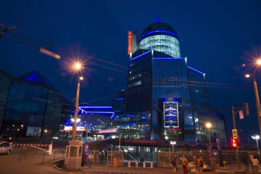 Samara Rusya gece mavi cam Tren İstasyonu. 26 Haziran 2018