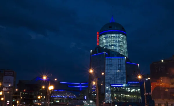 Железнодорожный вокзал голубого стекла ночью в Самаре Россия. 26 июня 2018 года — стоковое фото