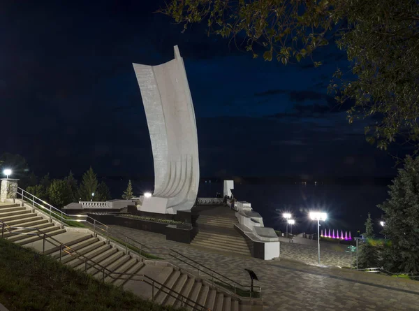 Памятник в виде корабля с белым парусом на набережной реки Волги ночью в Самарской Руси. 26 июня 2018 года — стоковое фото