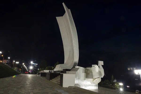 Μνημείο με τη μορφή ενός πλοίου με ένα λευκό πανί για το ανάχωμα του ποταμού Βόλγα το βράδυ στη Ρωσία ΣΑΜΑΡΑ. 26 Ιουνίου 2018 — Φωτογραφία Αρχείου