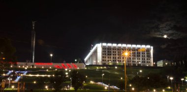 Onun el ve hükümet geceleri Samara Rusya'nın kanatlı bir adam ile bir stel şeklinde Zafer Anıtı. 26 Haziran 2018