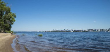Samara, Rusya Volga Nehri'nin tam tersi bankadan kenti. Bir güneşli yaz gününde. 28 Haziran 2018