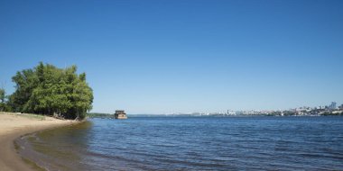 Samara, Rusya Volga Nehri'nin tam tersi bankadan kenti. Bir güneşli yaz gününde. 28 Haziran 2018