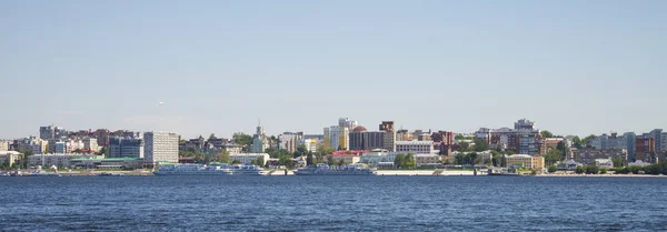 Volga river embankment in Samara, Russia. Panoramic view of the city. On a Sunny summer day. 28 June 2018 — Stock Photo, Image