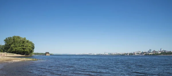 View of the city from the opposite Bank of the Volga river in Samara, Russia. On a Sunny summer day. 28 June 2018 — Stock Photo, Image