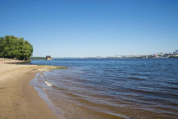 Samara, Rusya Volga Nehri'nin tam tersi bankadan kenti. Bir güneşli yaz gününde. 28 Haziran 2018