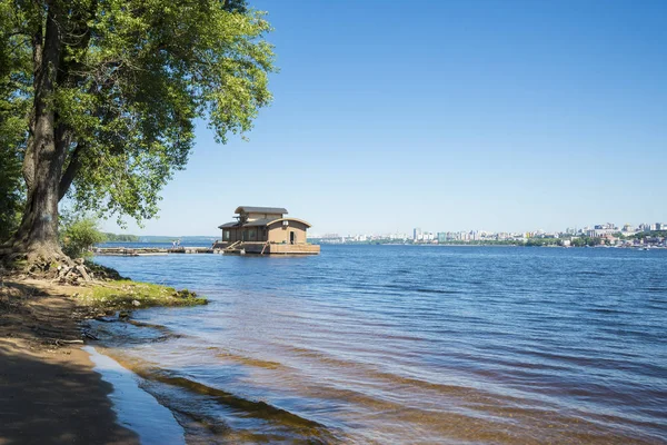 Samara, Rusya Volga Nehri'nin tam tersi bankadan kenti. Bir güneşli yaz gününde. 28 Haziran 2018