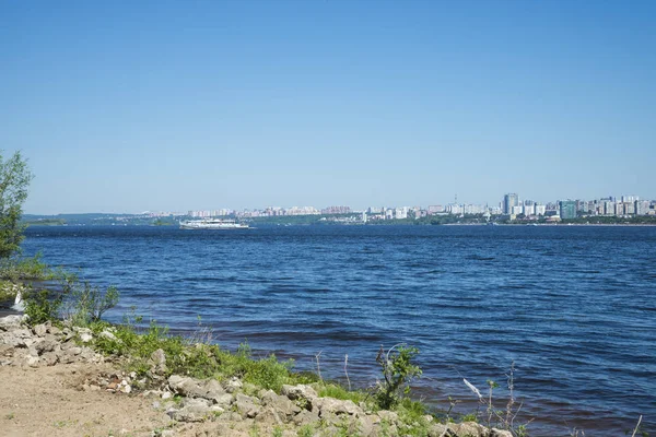 Samara, Rusya Volga Nehri'nin tam tersi bankadan kenti. Bir güneşli yaz gününde. 28 Haziran 2018