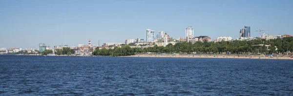 Volga floden vallen i Samara, Ryssland. Panoramautsikt över staden. En solig sommardag. 28 juni 2018 — Stockfoto