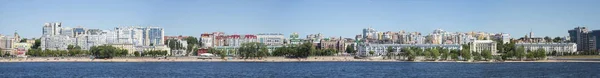 Terraplén del río Volga en Samara, Rusia. Vista panorámica de la ciudad. En un soleado día de verano. 28 junio 2018 — Foto de Stock