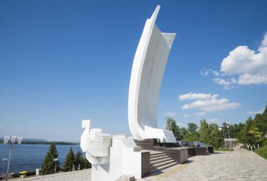 Samara, Rusya Volga Nehri Dolgu üzerinde beyaz bir yelkenli bir gemi şeklinde anıt. Bir güneşli yaz gününde. 30 Haziran 2018