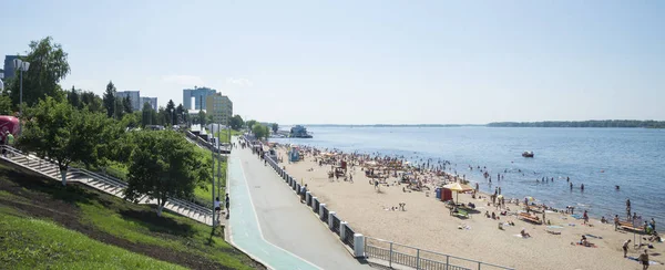 Panoramic view of the Volga river embankment in Samara, Russia. On a Sunny summer day. 30 June 2018 — Stock Photo, Image