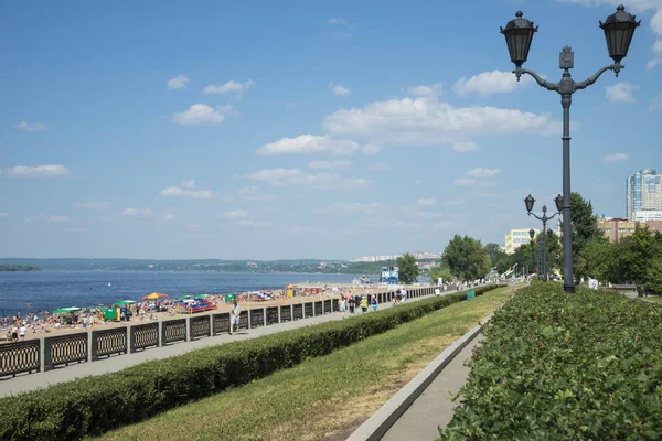 Panoramic view of the Volga river embankment in Samara, Russia. On a Sunny summer day. 30 June 2018 — Stock Photo, Image