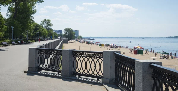 Panoramisch zicht op de dijk van de rivier Volga in Samara, Rusland. Op een zonnige zomerdag. 30 juni 2018 — Stockfoto