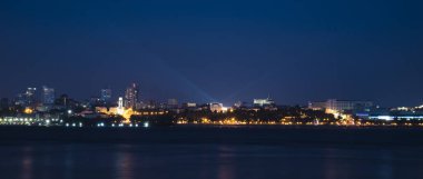 Volga Nehri setin Rusya'nın Samara kentinde geceleri. Panoramik şehir. 3 Temmuz 2018