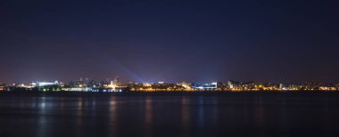 Volga Nehri setin Rusya'nın Samara kentinde geceleri. Panoramik şehir. 3 Temmuz 2018