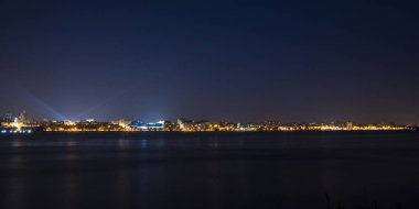 Volga Nehri setin Rusya'nın Samara kentinde geceleri. Panoramik şehir. 3 Temmuz 2018