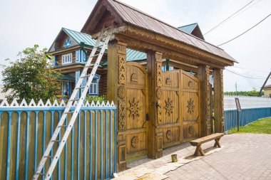 Ahşap kapı Bolgar Rusya Tataristan Cumhuriyeti içinde Ekmek Müzesi'nde. Yaz günü. 7 Temmuz 2018