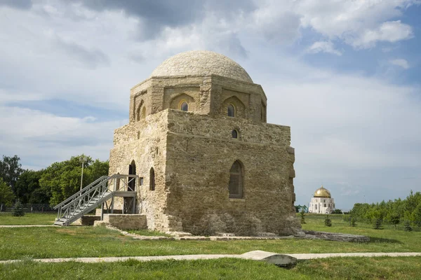 De noordelijke mausoleum in het Museum in Bolgar in Rusland in de republiek Tatarije. Zomerdag. 7 juli 2018 — Stockfoto