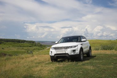 Araba Land Rover Range Rover yeşil çim yaz gün şehir Chistopol, Tataristan, Rusya yakın duruyor. 8 Temmuz 2018.