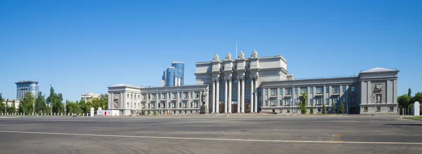 Opera ve Bale Rusya'nın Samara kentinde Kuibyshev meydanında bina. Yaz güneşli gün 31 Temmuz 2018. — Stok fotoğraf