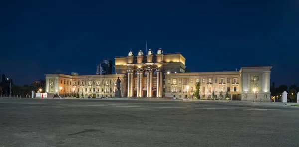 Gedung opera dan balet di Kuibyshev Square di Samara, Rusia. Malam musim panas 1 Agustus 2018 — Stok Foto