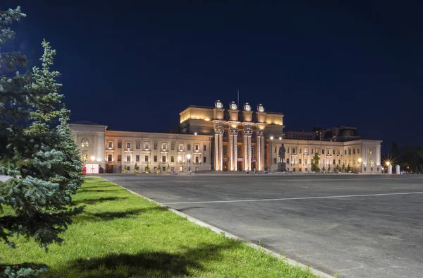 Gedung opera dan balet di Kuibyshev Square di Samara, Rusia. Malam musim panas 1 Agustus 2018 — Stok Foto