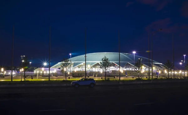 Estadio de fútbol Samara Arena. Samara - la ciudad anfitriona de la Copa Mundial de la FIFA en Rusia en 2018. La noche del 2 de agosto de 2018 —  Fotos de Stock