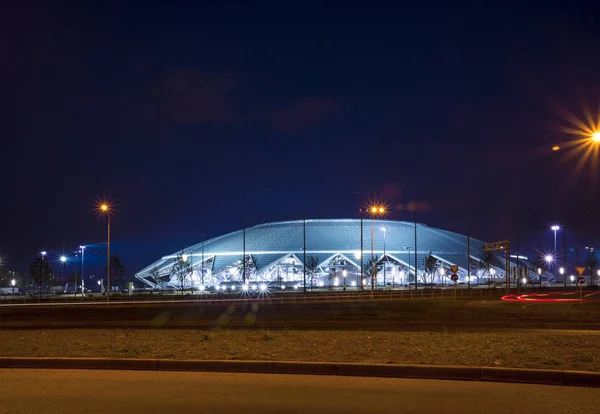 Stade de football Samara Arena. Samara - la ville hôte de la Coupe du monde de la FIFA en Russie en 2018. La soirée du 2 août 2018 — Photo