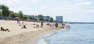 Samara, Rusya Volga Nehri setin kumsalda. Yaz güneşli günü, 15 Ağustos 2018