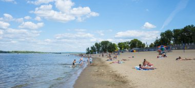 Samara, Rusya Volga Nehri setin kumsalda. Yaz güneşli günü, 15 Ağustos 2018