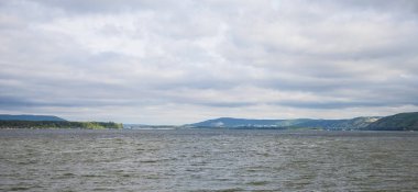 Samara bölgesi, Rusya Zhiguli dağlarda görünümünü. Bulutlu günde, 10 Ağustos 2018