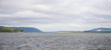 Samara bölgesi, Rusya Zhiguli dağlarda görünümünü. Bulutlu günde, 10 Ağustos 2018