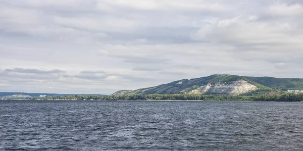 Pohled na pohoří Žiguli v oblasti Samary, Rusko. Zamračený den, 10 srpna 2018 — Stock fotografie