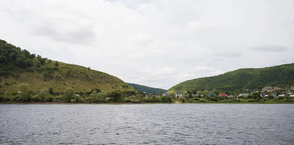 Pohled na pohoří Žiguli v oblasti Samary, Rusko. Zamračený den, 10 srpna 2018 — Stock fotografie