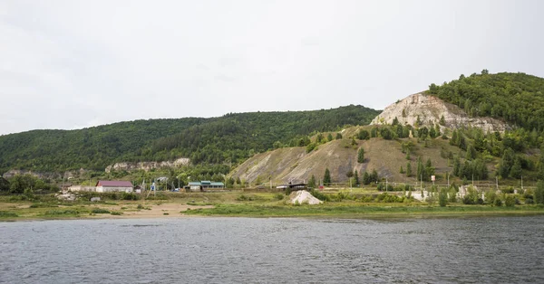 Pohled na pohoří Žiguli v oblasti Samary, Rusko. Zamračený den, 10 srpna 2018 — Stock fotografie