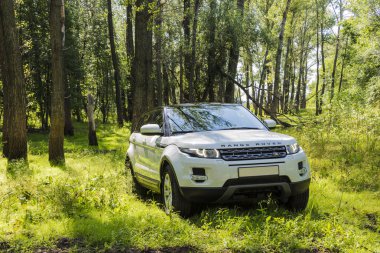 Car Land Range Rover yazın güneşli bir havada Rusya 'nın Samara bölgesinde yaz mevsiminde. 21 Ağustos 2018