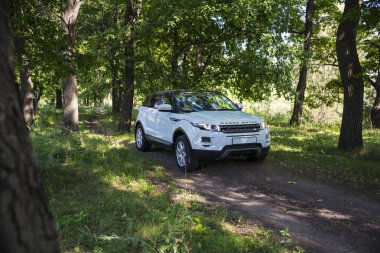 Car Land Range Rover yazın güneşli bir havada Rusya 'nın Samara bölgesinde yaz mevsiminde. 21 Ağustos 2018