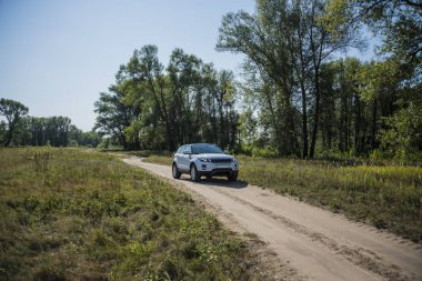 Car Land Range Rover yazın güneşli bir havada Rusya 'nın Samara bölgesinde yaz mevsiminde. 21 Ağustos 2018