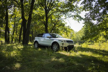 Car Land Range Rover yazın güneşli bir havada Rusya 'nın Samara bölgesinde yaz mevsiminde. 21 Ağustos 2018