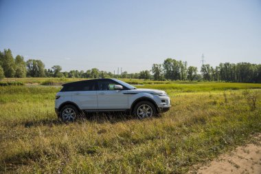 Car Land Range Rover yazın güneşli bir havada Rusya 'nın Samara bölgesinde yaz mevsiminde. 21 Ağustos 2018