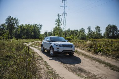 Car Land Range Rover yazın güneşli bir havada Rusya 'nın Samara bölgesinde yaz mevsiminde. 21 Ağustos 2018