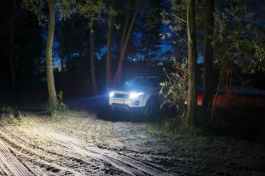 Car Land Range Rover yazın açık havada Samara bölgesinin akşam manzarasında, Rusya 'da. 23 Ağustos 2018