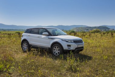 Araba Land Rover Range Rover Samara, Rusya'nın city yakınındaki güneşli bir sonbahar gününde alanıdır. 1 Ağustos 2018